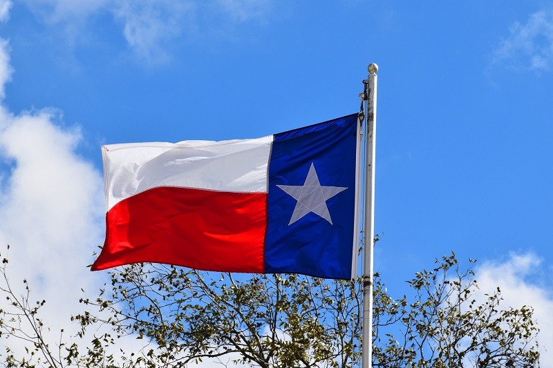 Juez bloquea ley Texas sobre redes sociales y diferencias de opinión