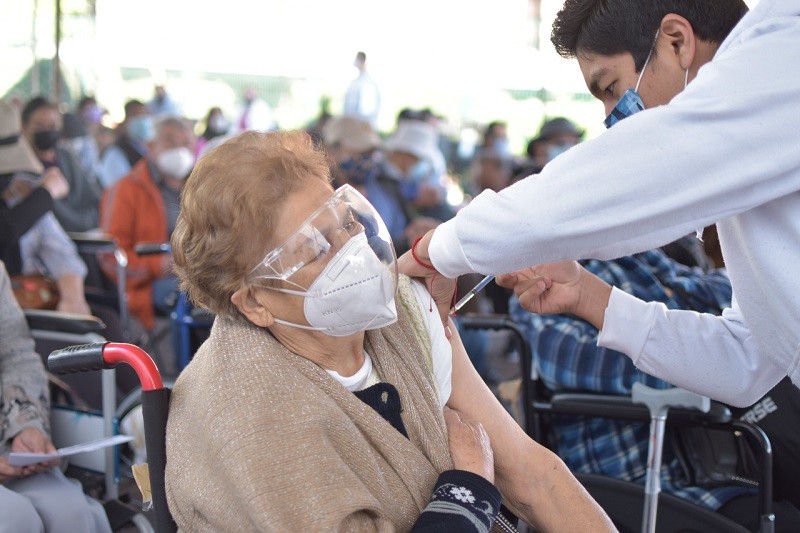 Avanza en Coacalco vacunación de refuerzo en población de 60 y más