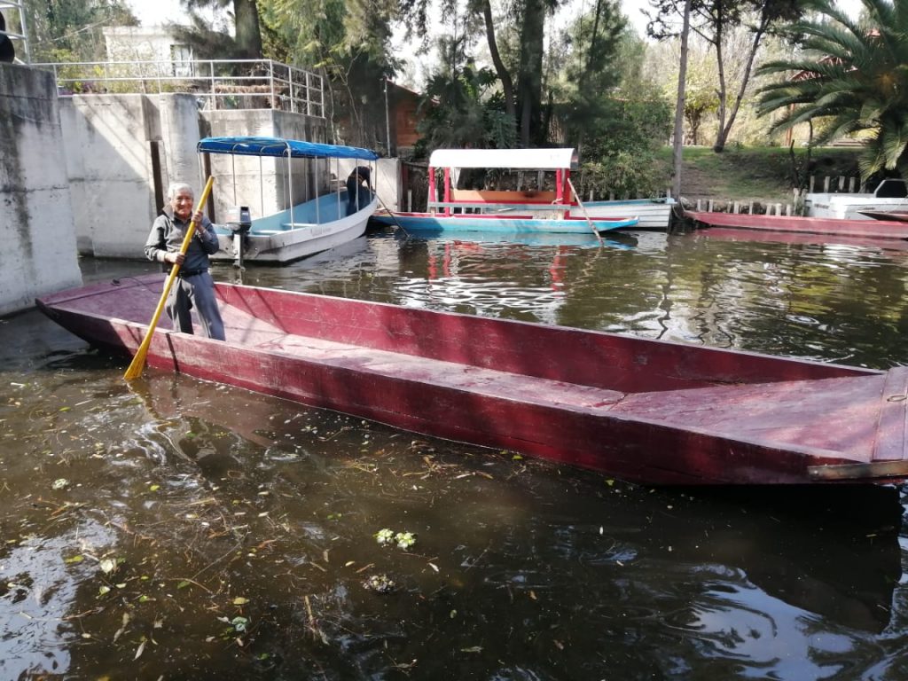 Entrega Xochimilco canoas a chinamperos