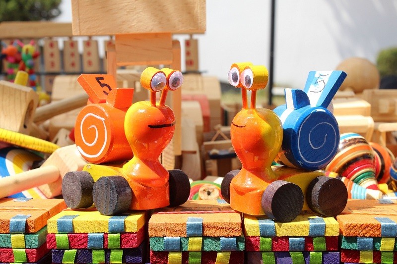 Sigue viva en EdoMéx la tradición de regalar juguetes de madera a niñas y niños