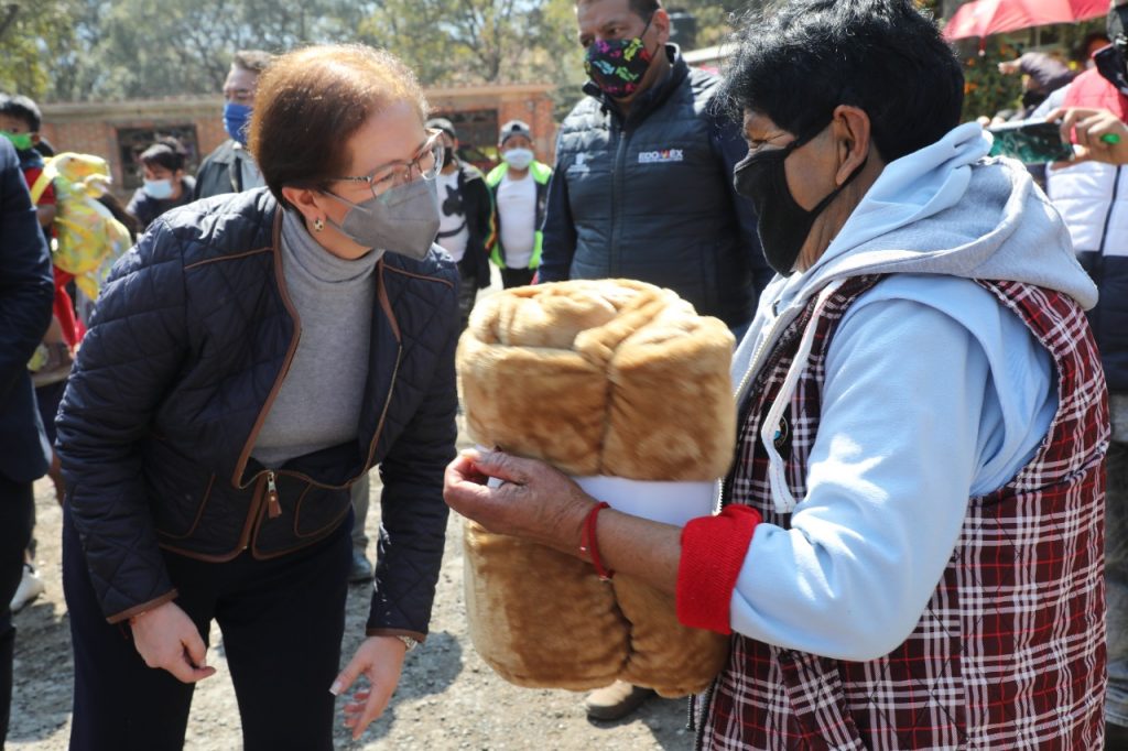 Entregan en Naucalpan  más de mil cobertores a zonas afectadas por la época invernal