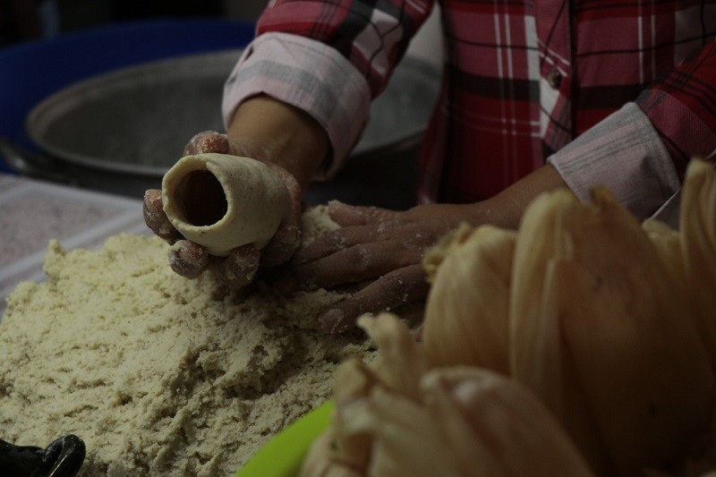 Presume Ocoyoacac tradicional elaboración del tamal de ollita