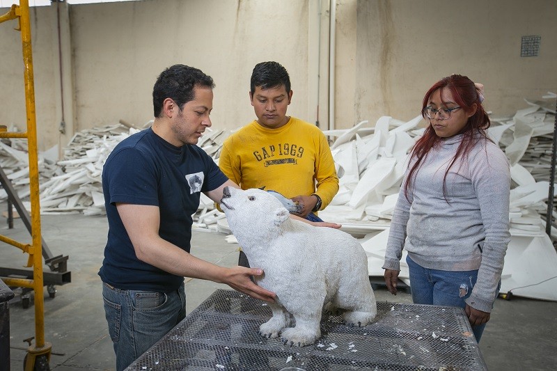 Sergio de la Rosa, el artista plástico egresado de la UAEMéx que recrea animales de la prehistoria