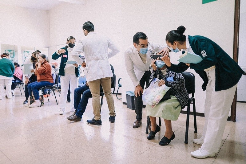 Atienden oftalmólogos del IMSS a pobladores sin seguridad social en Chiapas