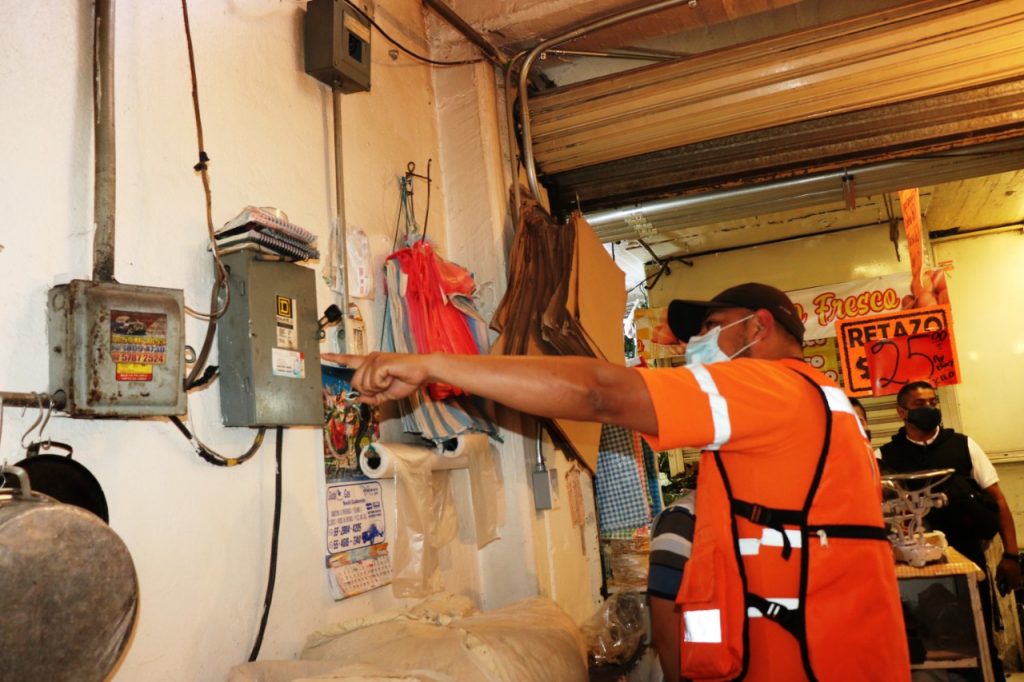 Supervisan instalaciones de gas y electricidad en mercados públicos de Xochimilco