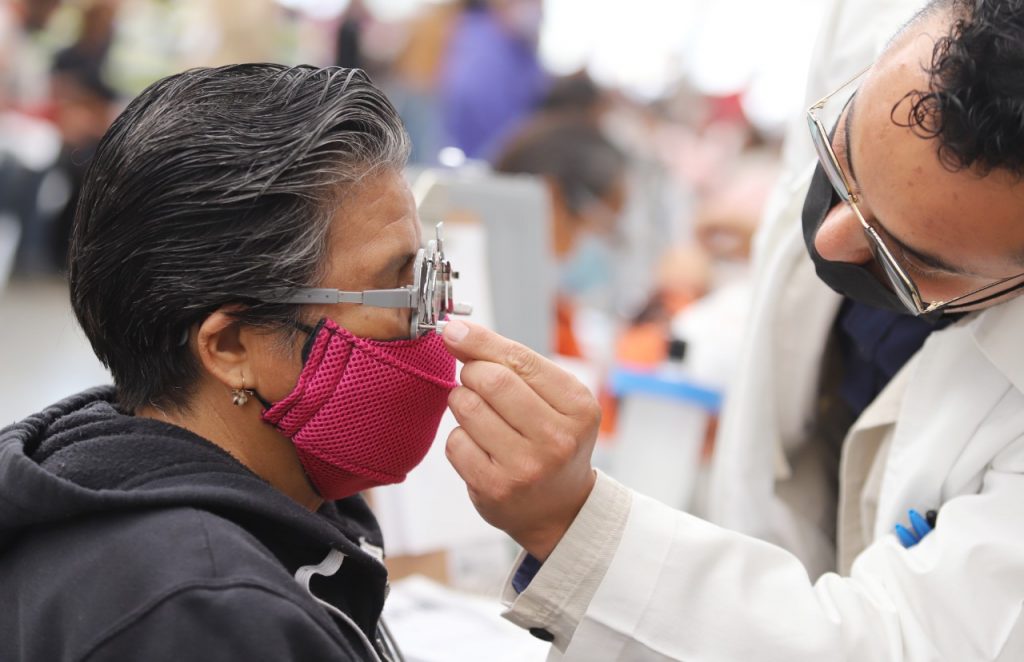 Ecatepec entrega 8 mil lentes graduados a personas con problemas de salud visual
