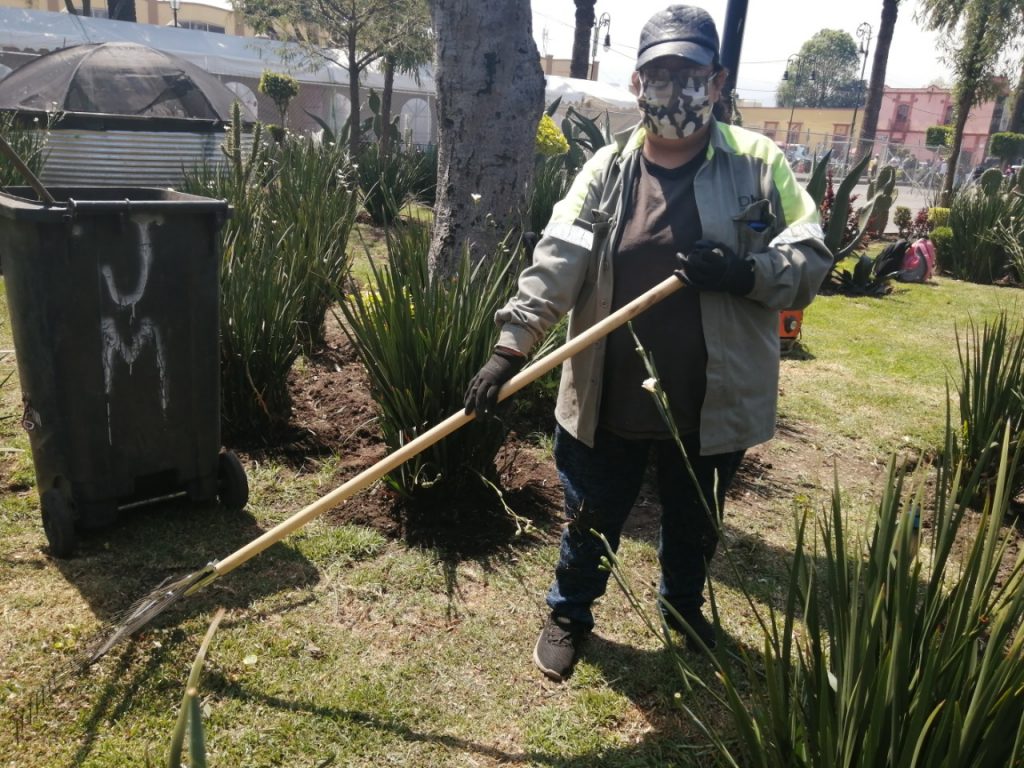 «La Ruda», Jardinera y recolectora de basura que mantiene en buen estado los espacios públicos de Xochimilco