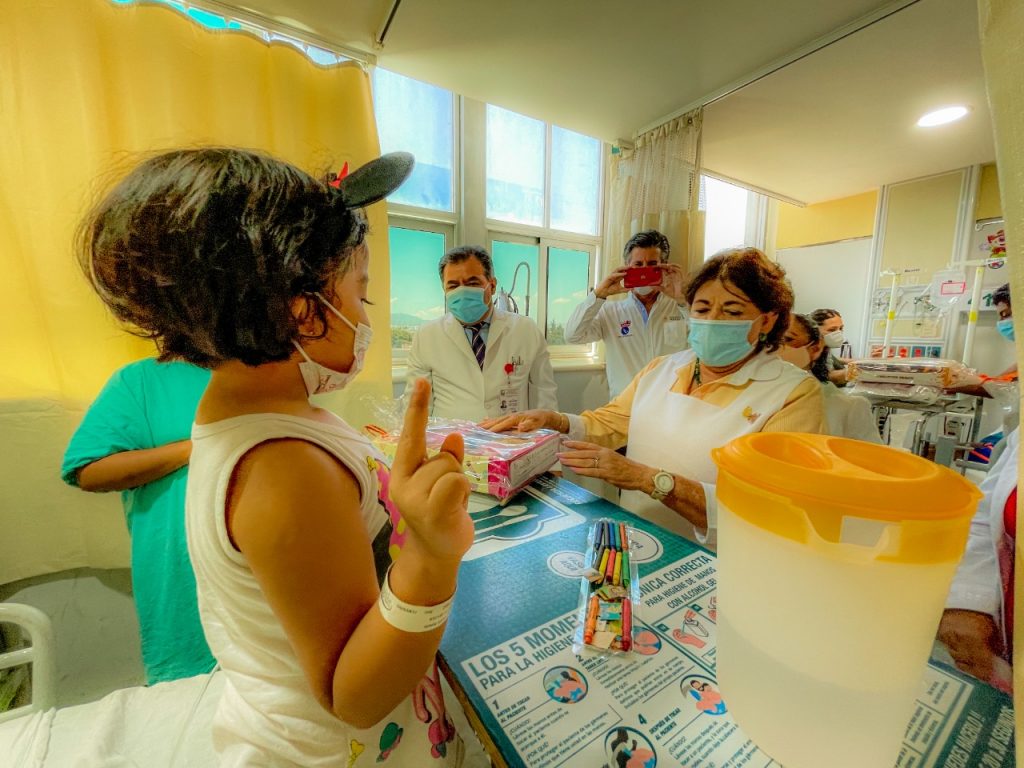 Inicia IMSS entrega de juguetes a niñas y niños con cáncer en diversos hospitales a nivel nacional