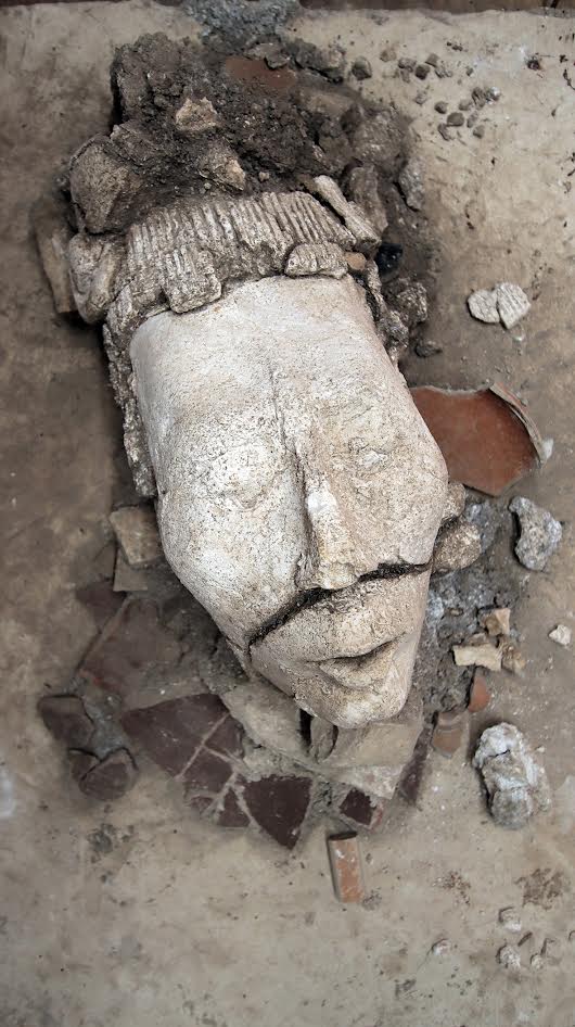 Descubren en Palenque una cabeza estucada del joven dios del maíz, vinculada a un depósito ritual