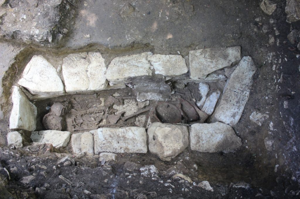 Resguarda INAH el entierro de una mujer prehispánica descubierto en la Zona Arqueológica de Palenque