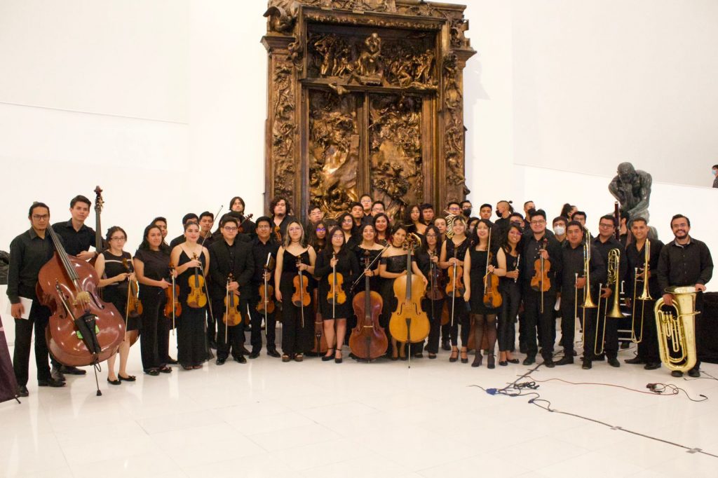 Bajo la dirección de Hilda Saquicoray, la Orquesta Sinfónica Juvenil de la Universidad Autónoma del Estado de México (OSJUAEM) se presentó en el Museo Soumaya