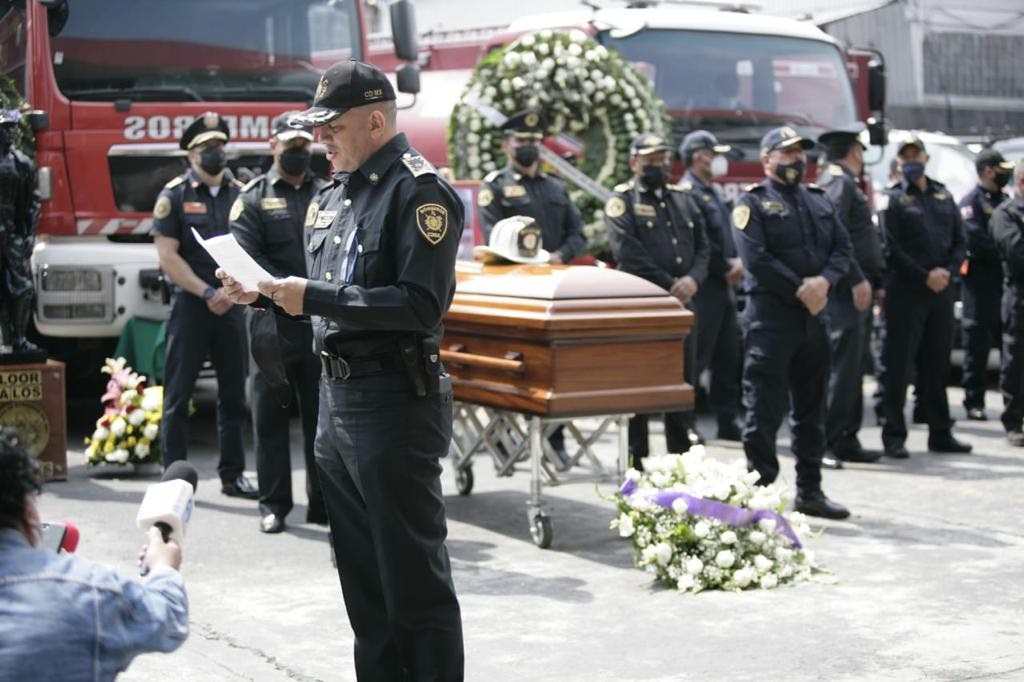 Despide heroico cuerpo de bomberos de la Ciudad de México al comandante Raúl Esquivel Carbajal