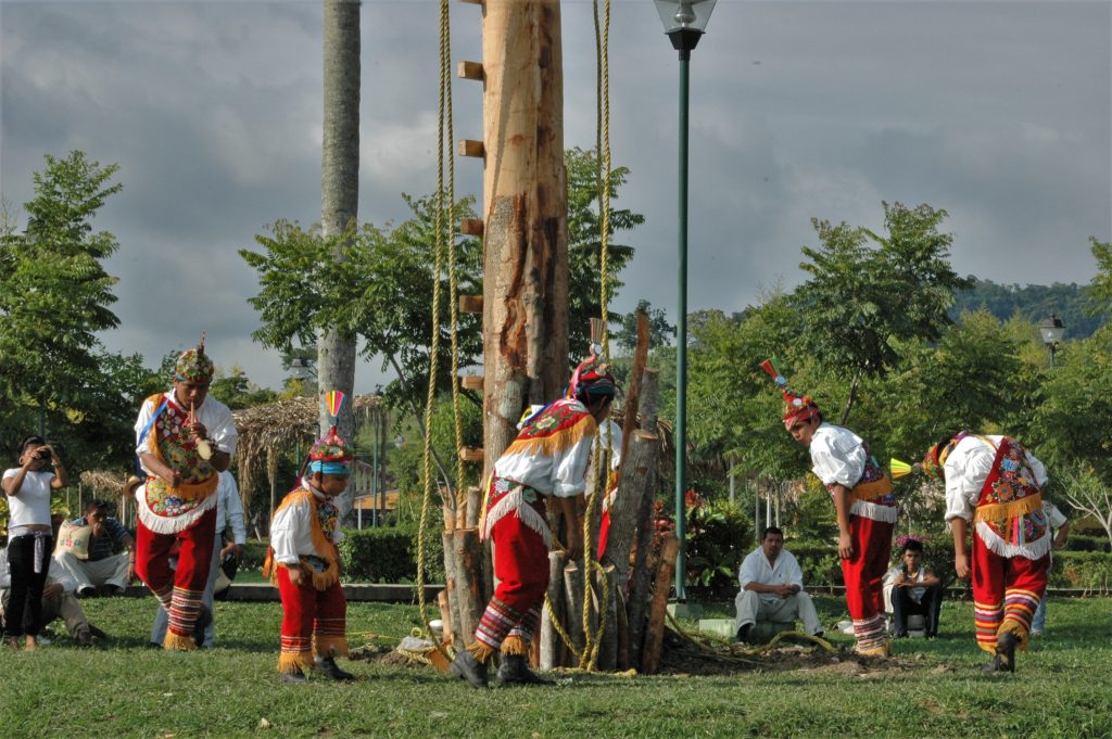 Las danzas totonacas de origen prehispánico en Papantla, libro editado por el INAH disponible en la red