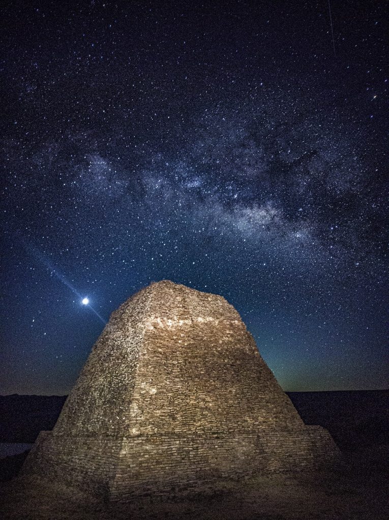 La silueta de los monumentos de La Quemada bajo el cielo nocturno, otra perspectiva visual del sitio arqueológico