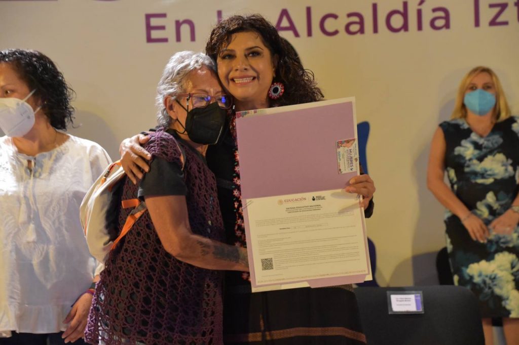 Entrega Clara Brugada apoyos a personas del programa «Mujeres estudiando»