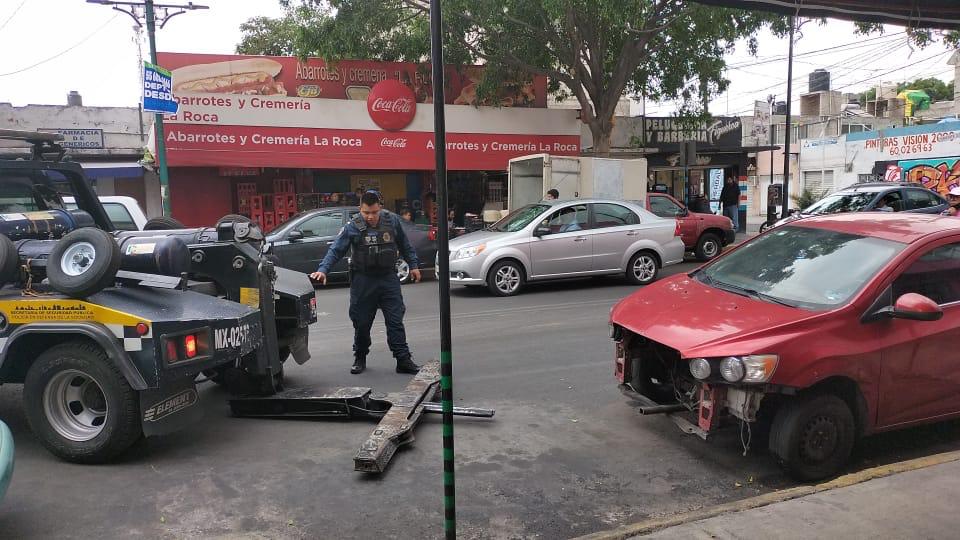 Retiran vehículos chatarra en Iztacalco y rescatan vía pública