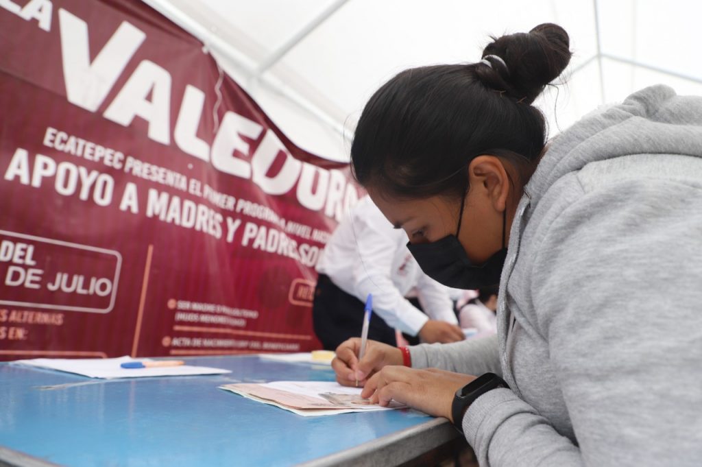 Acuden más de 21 mil solicitudes en Ecatepec para recibir la tarjeta «La Valedora»