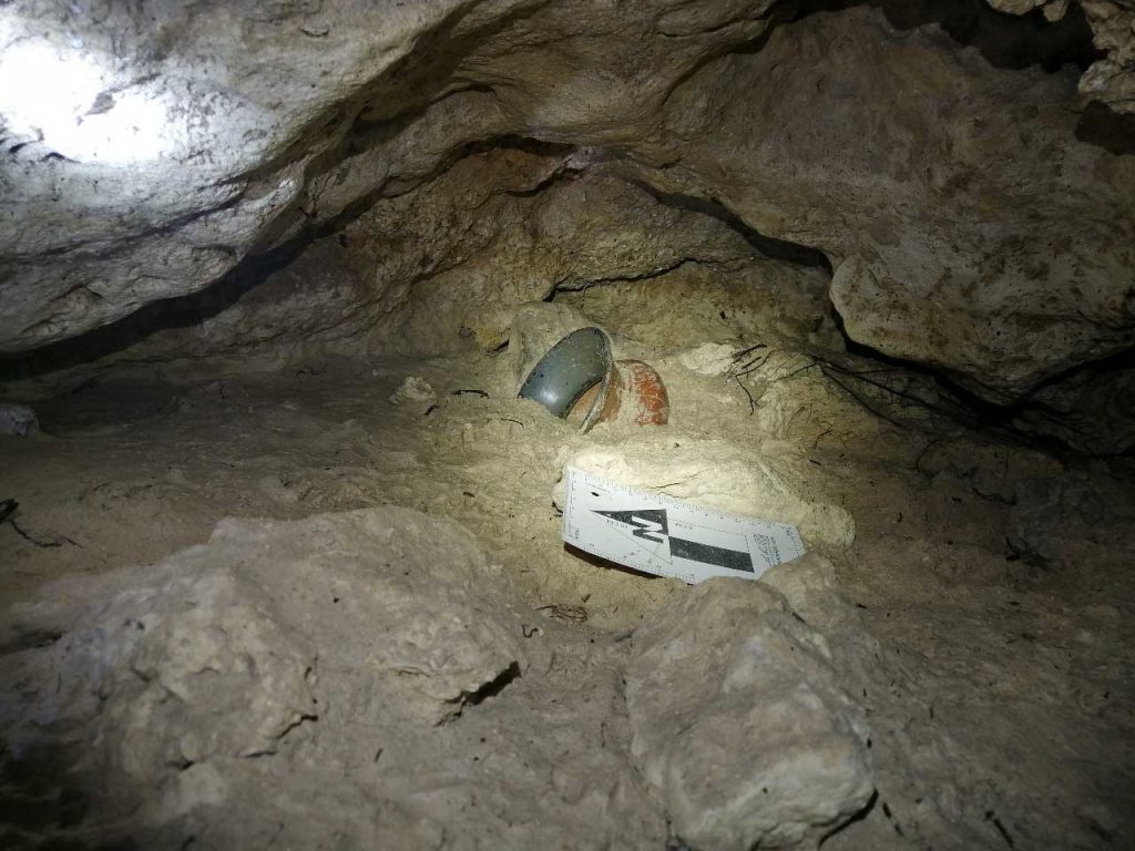 El INAH recupera una vasija maya completa de una cueva de Playa del Carmen, Quintana Roo
