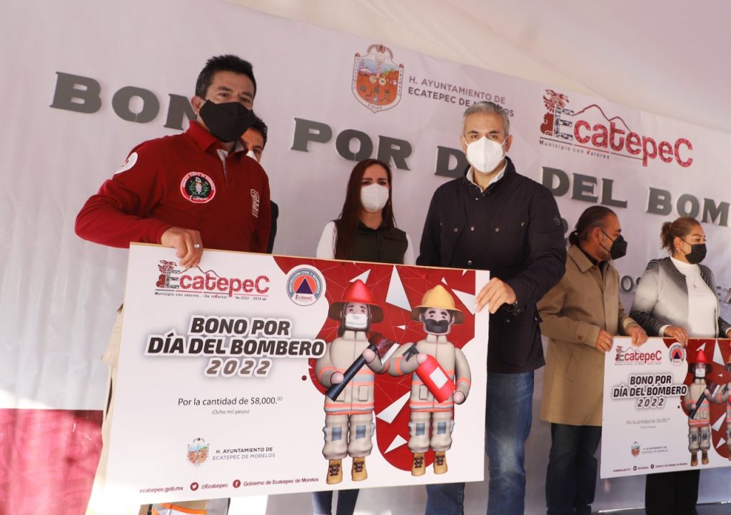 Alcalde de Ecatepec entrega bonos económicos a 164 elementos del Heroico Cuerpo de Bomberos