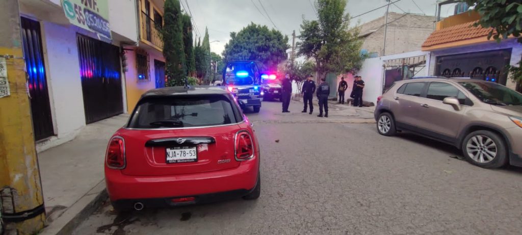 Policía de Ecatepec frustra robo de auto y detiene a presuntos asaltantes tras persecución