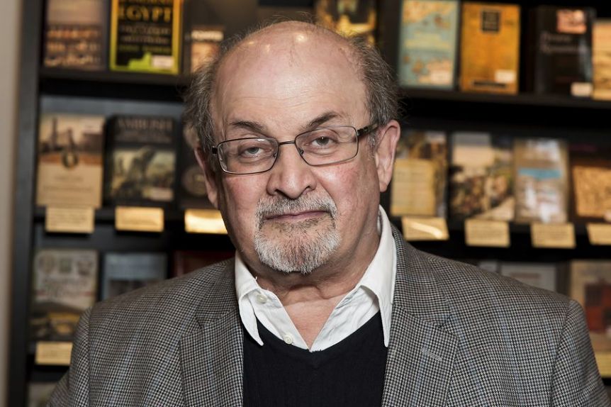 Salman Rushdie, intubado y conectado a un respirador luego de ser atacado en NY