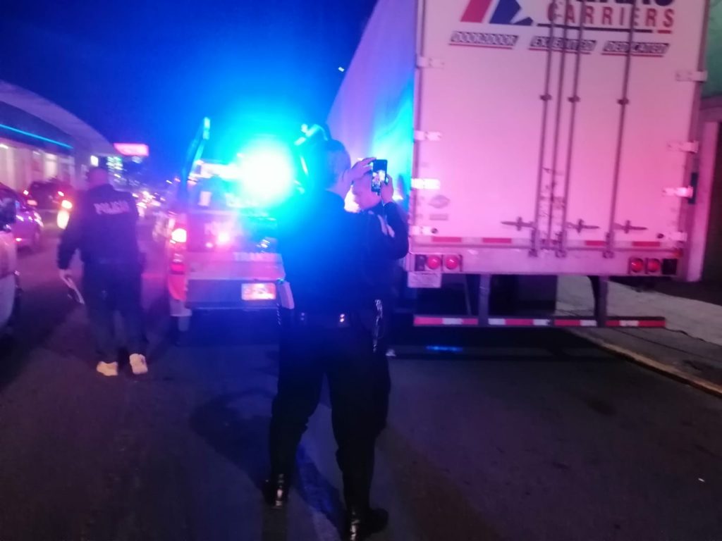 Policía de Ecatepec recupera tráiler robado luego de una persecución sobre la Vía Morelos