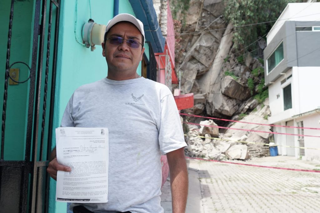 Protección Civil de Ecatepec entrega notificaciones de riesgo a propietarios de 30 viviendas asentadas en zona de deslave