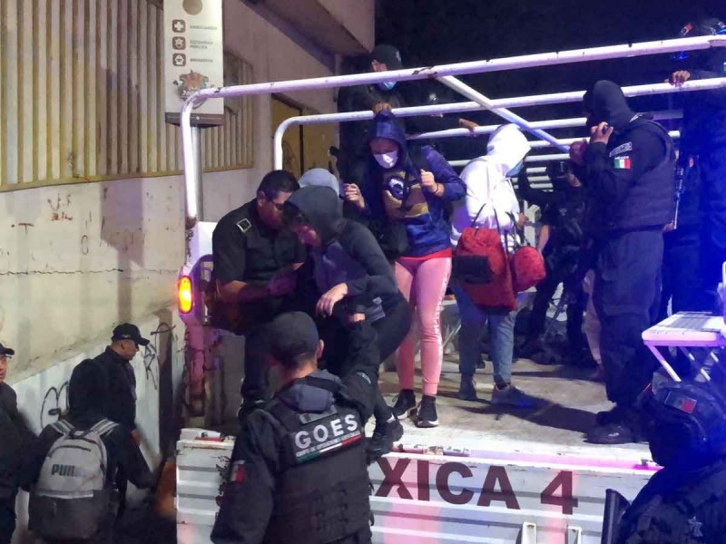 Policías de Ecatepec detienen a integrantes de una red dedicada al tráfico de personas y rescatan a 23 migrantes indocumentados