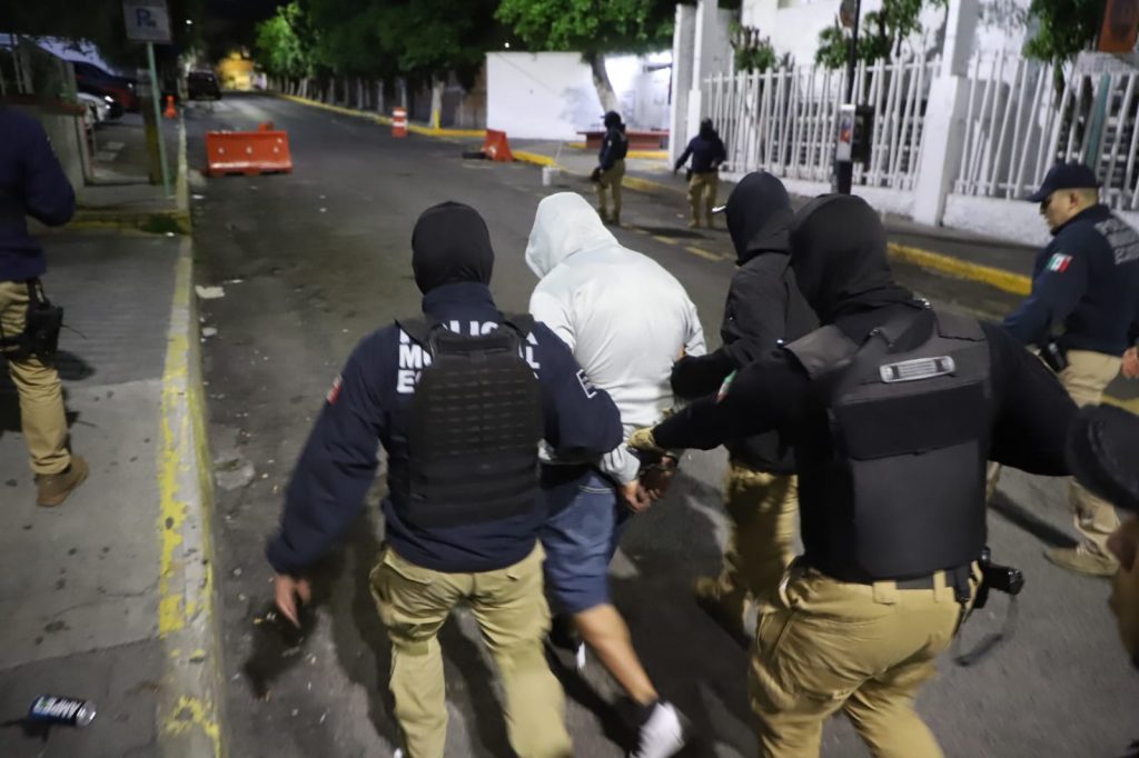 Policías de Ecatepec detienen a presunto narcomenudista; portaba 130 envoltorios de cristal y cocaína