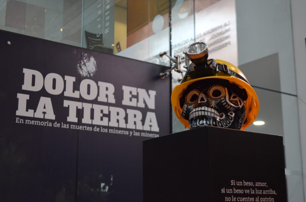 Presenta el Museo Memoria y Tolerancia “Dolor en la Tierra”, altar en memoria de las muertes de las personas mineras en México durante el siglo XXI