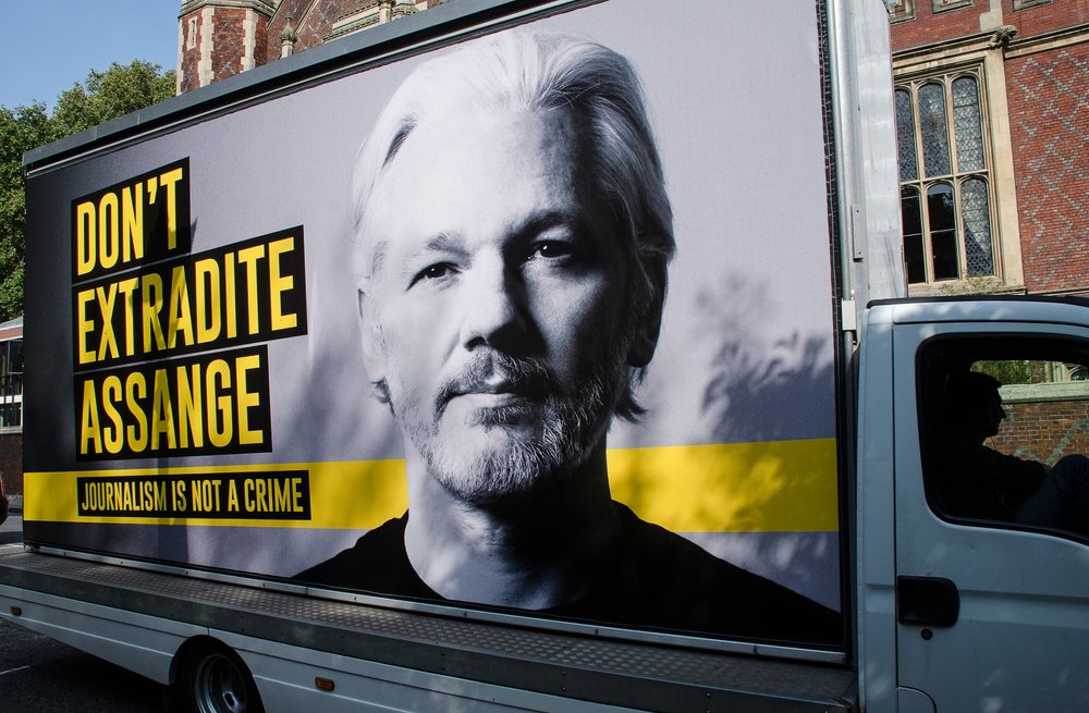 Da positivo Assange a COVID-19
