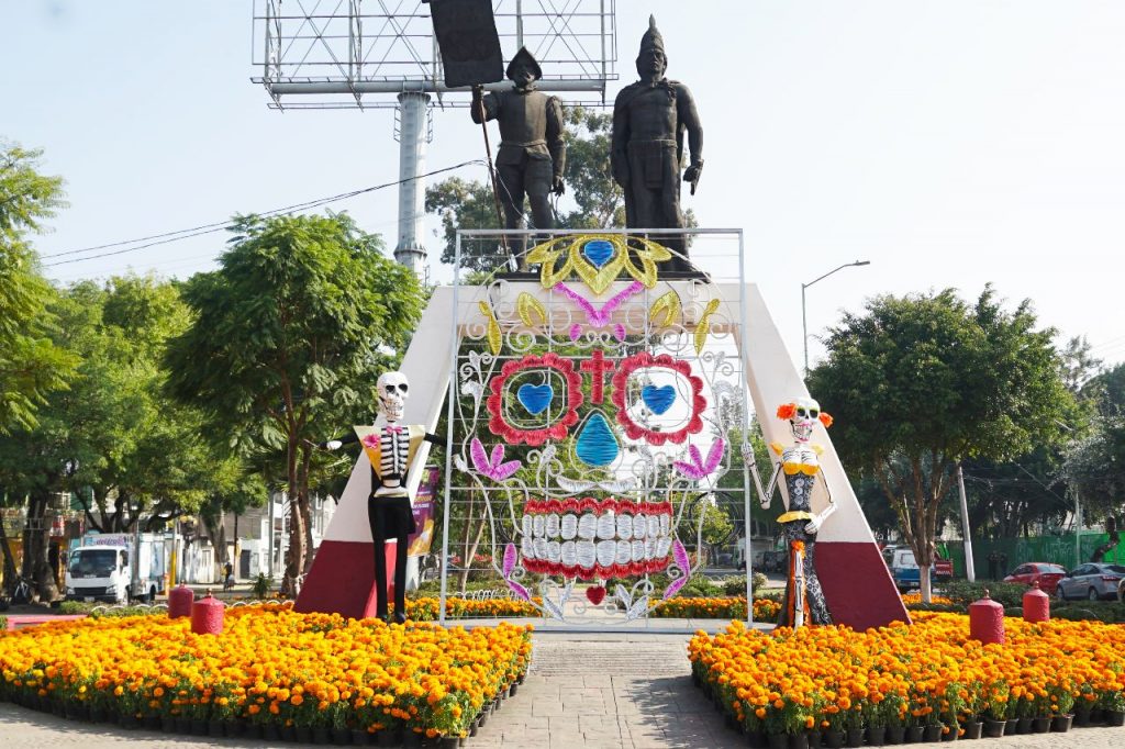 Ecatepec instala mega ofrenda de Día de Muertos con más de 26 mil plantas de cempasúchil