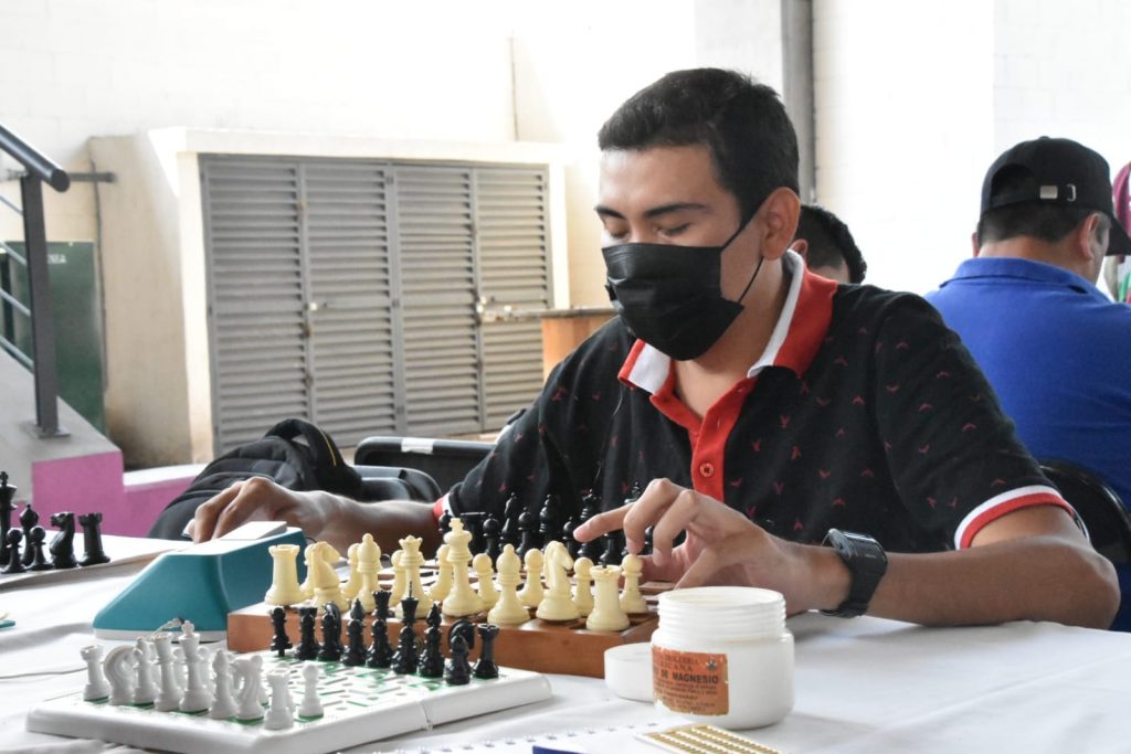 Compiten 60 personas con discapacidad visual en torneo de ajedrez panamericano en Iztapalapa