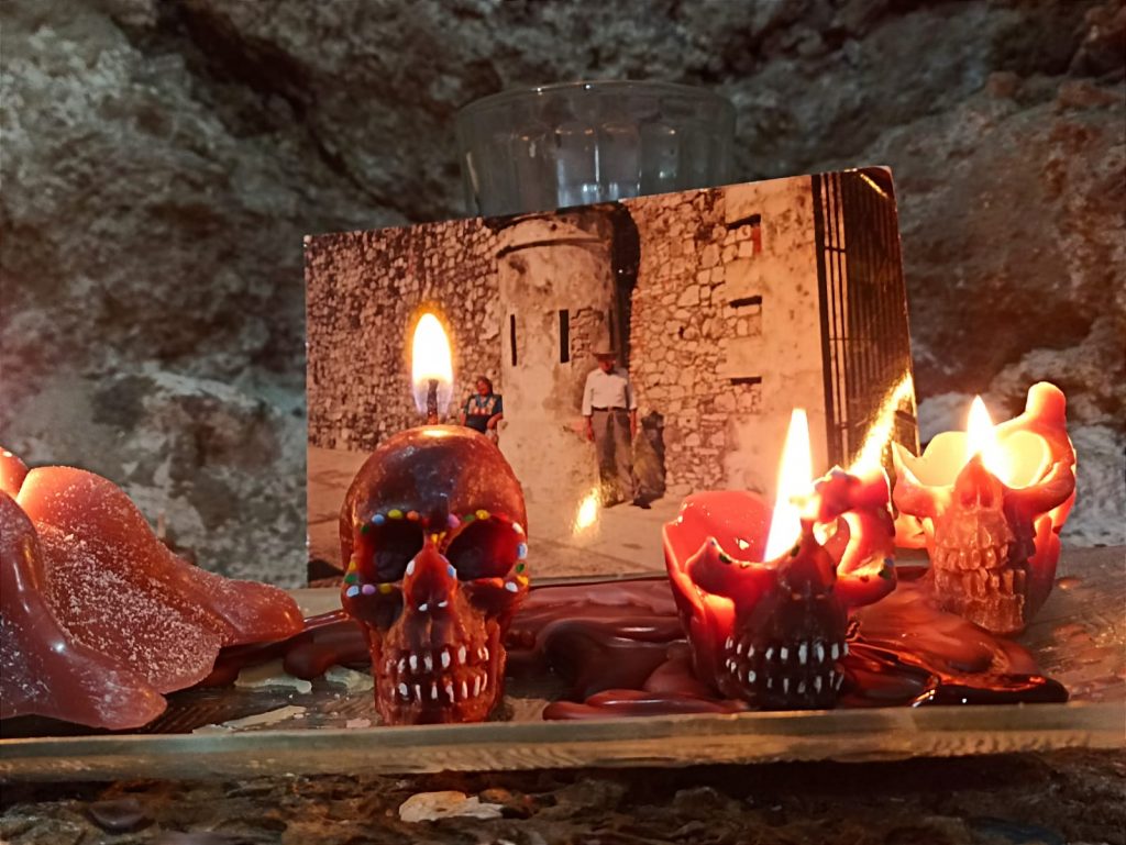 Elaboran artesanos de Xochimilco velas para el Día de Muertos