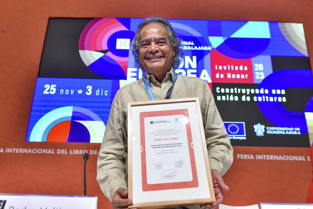 Recibe Pedro Valtierra Premio de Periodismo Fernando Benítez en la FIL Guadalajara