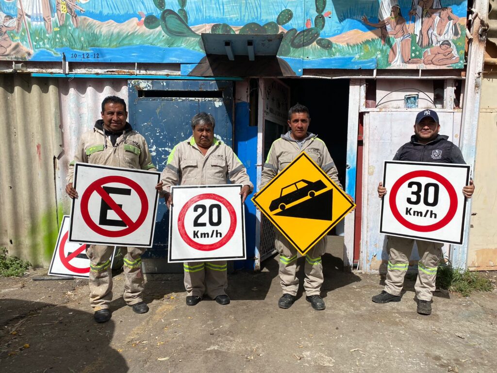 Rotulan artesanalmente señalamientos viales en Xochimilco