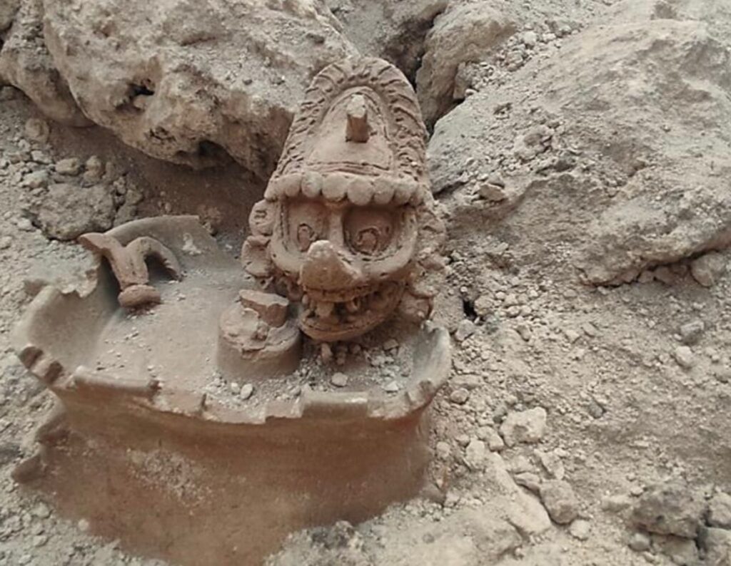 Descubren representación del dios K’awiil en excavaciones del Tren Maya