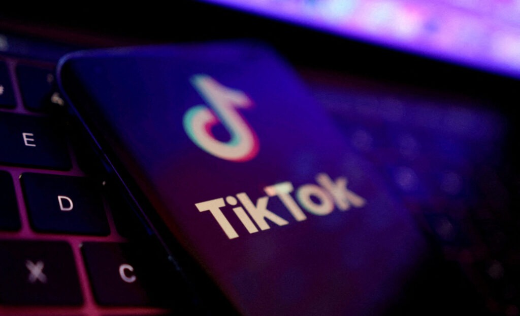 Prohíbe TikTok la desinformación en busca de la confiabilidad