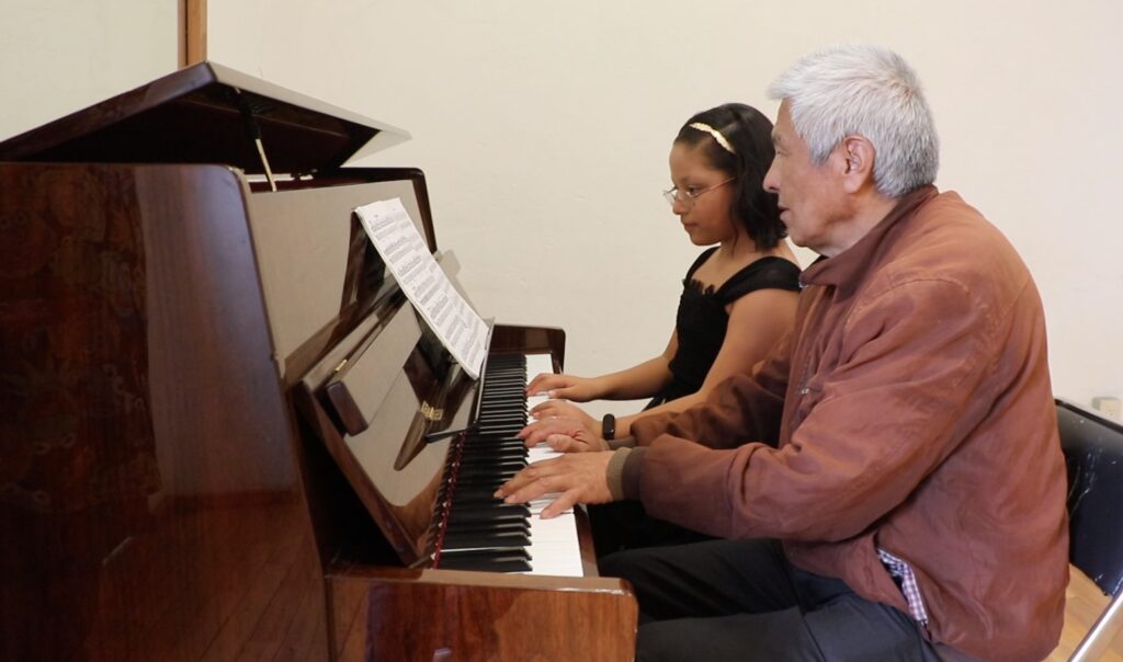 Pianista Xochimilca alivia con música a enfermos de cáncer