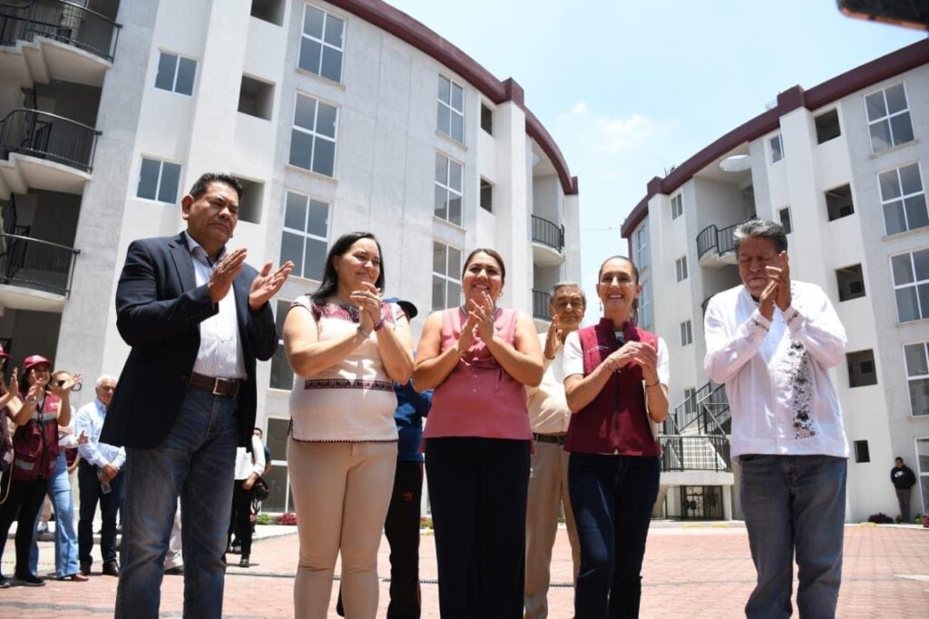 Jefa de gobierno y alcaldesa entregan unidad habitacional en Tláhuac
