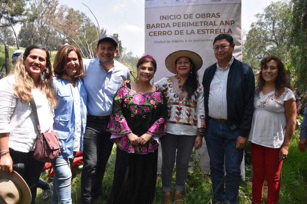 Colocan Clara Brugada y Luisa María Albores primera piedra de barda perimetral un kilómetro en el Cerro de la Estrella