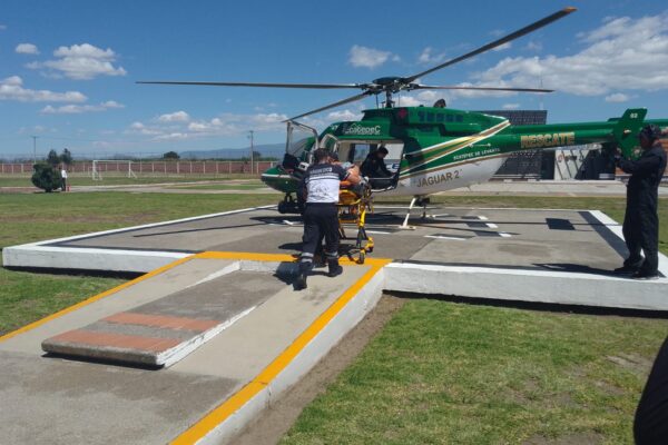 Helicóptero Jaguar de Ecatepec traslada a madre e hijo que sufrieron quemaduras con alcohol