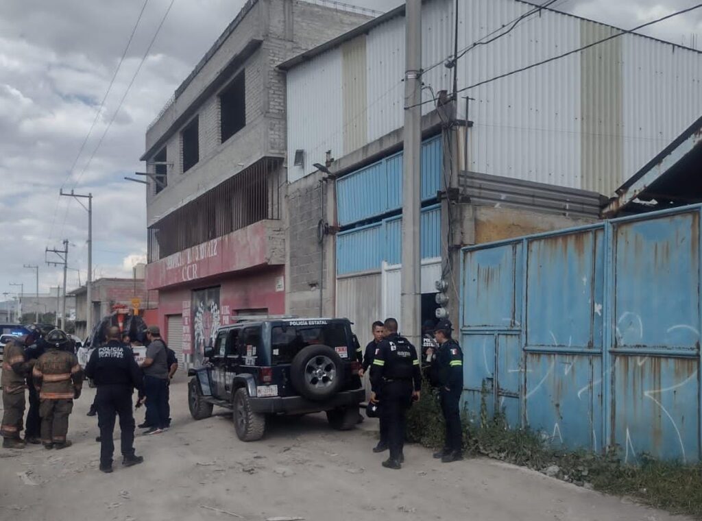Policía de Ecatepec asegura toma clandestina y bidones llenos de combustible