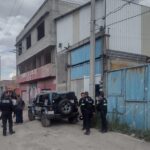 Policía de Ecatepec asegura toma clandestina y bidones llenos de combustible