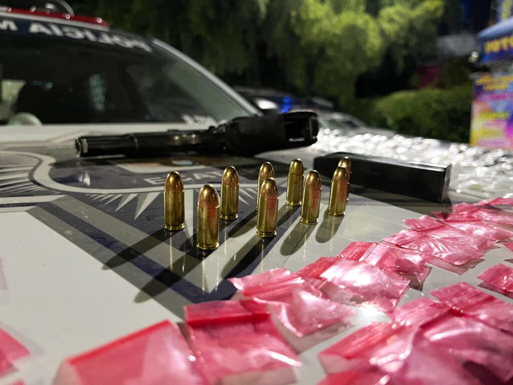 Policía de Ecatepec captura a narcomenudistas con 316 dosis de droga; los detenidos dispararon contra uniformados.