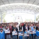 En primaria “Xicoténcatl” donde se construyó arcotecho presidenta municipal entrega apoyo económico a alumnos
