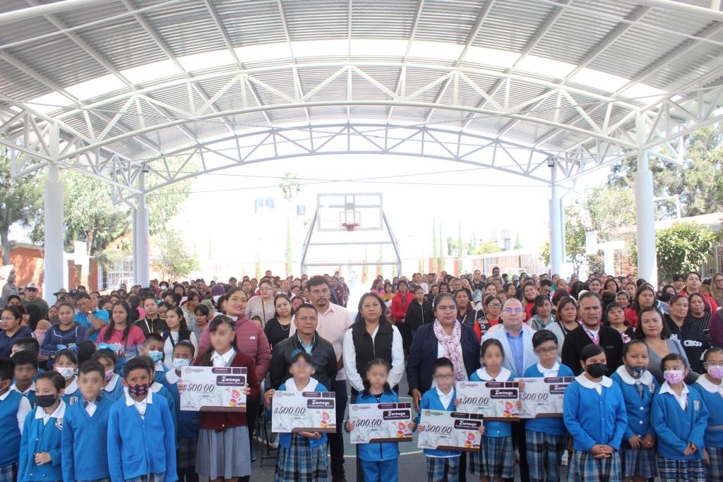 En primaria “Xicoténcatl” donde se construyó arcotecho presidenta municipal entrega apoyo económico a alumnos