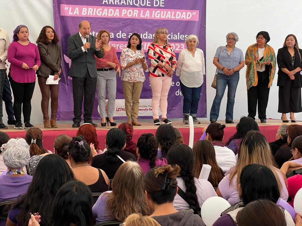 Entrega Armando Quintero Martínez, apoyo económico a mil mujeres en Iztacalco