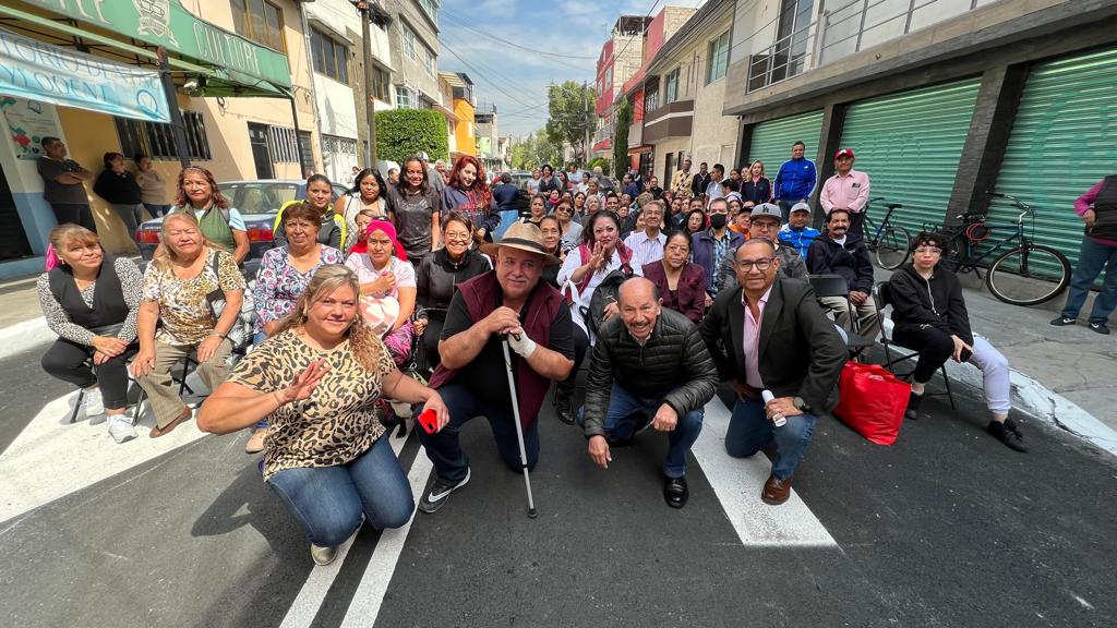 Alcalde en Iztacalco Armando Quintero Martínez, entrega obra de reencarpetamiento en Agrícola Oriental