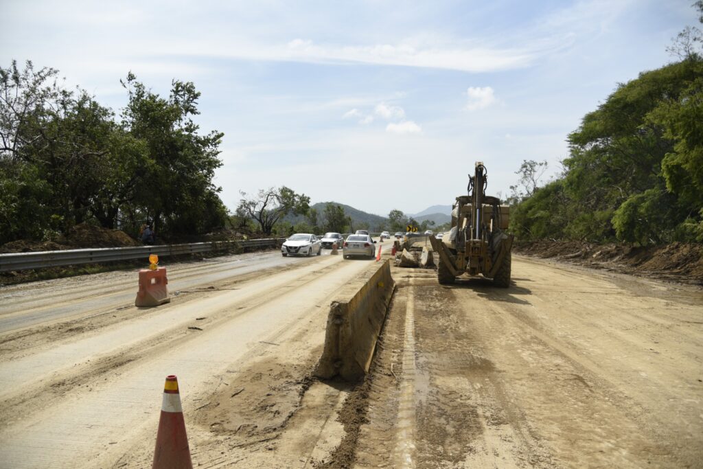 Continúa SICT en el restablecimiento de la infraestructura carretera de Guerrero afectada por «OTIS»